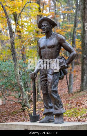Marlinton, Virginia occidentale - una statua di un corpo di conservazione civile (CCC) al Watoga state Park. Il CCC era un programma New Deal destinato a ridurre une Foto Stock