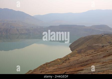 Berkeley Pit, un'ex miniera di rame a cielo aperto piena di acqua acida altamente contaminata.Butte.Montana.USA Foto Stock