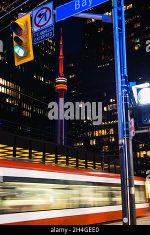 Colorata torre CN dietro alti edifici a Toronto, Ontario, Canada Foto Stock