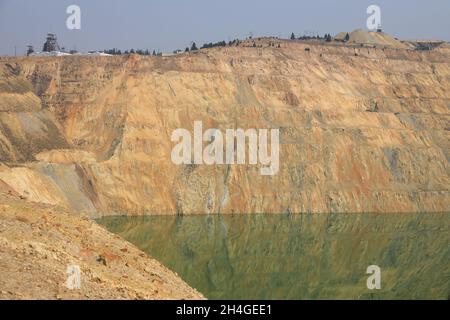 Berkeley Pit, un'ex miniera di rame a cielo aperto piena di acqua acida altamente contaminata.Butte.Montana.USA Foto Stock