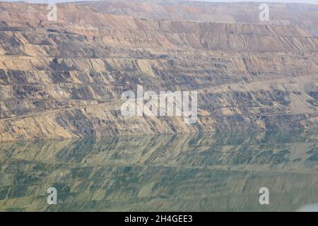 Berkeley Pit, un'ex miniera di rame a cielo aperto piena di acqua acida altamente contaminata.Butte.Montana.USA Foto Stock