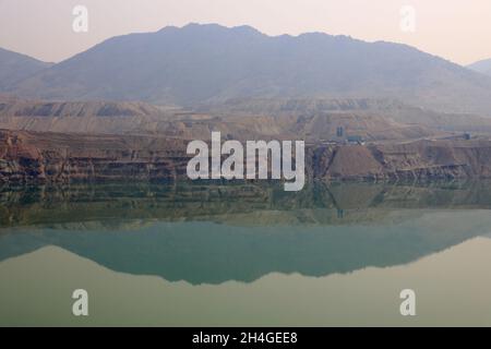 Berkeley Pit, un'ex miniera di rame a cielo aperto piena di acqua acida altamente contaminata.Butte.Montana.USA Foto Stock