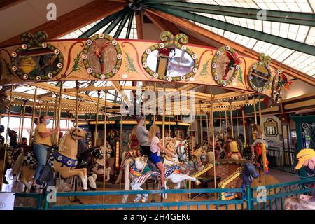 Giostra per bambini a 'Un carosello per Missoula' in Caras Park by Clark Fork River.Missoula.Montana.USA Foto Stock