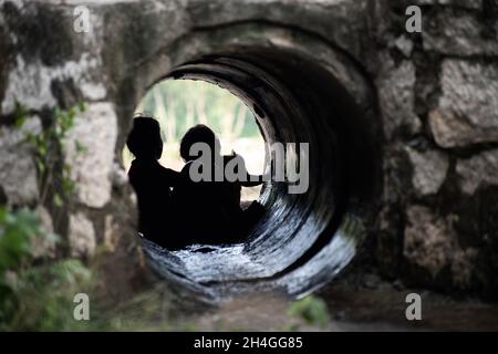 An Giang 21 settembre 2019. I bambini giocano sul campo di riso nel tradizionale festival cambogiano Foto Stock