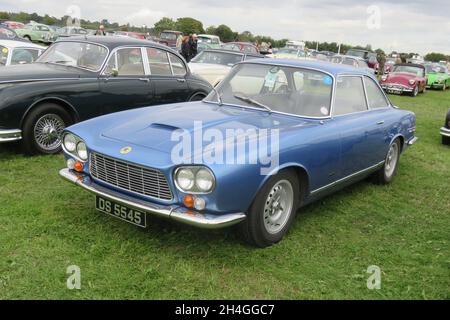 1964/5 Gordon Keeble nel parcheggio pre 1966 al Goodwood Revival, 8 settembre 2018. Telaio britannico, carrozzeria italiana (Bertone) e motore USA (GM). Foto Stock