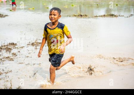 An Giang 21 settembre 2019. I bambini giocano sul campo di riso nel tradizionale festival cambogiano Foto Stock