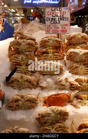 Granchi di Dungeness freschi su ghiaccio per la vendita in Pike Place Market.Seattle.Washington.USA Foto Stock