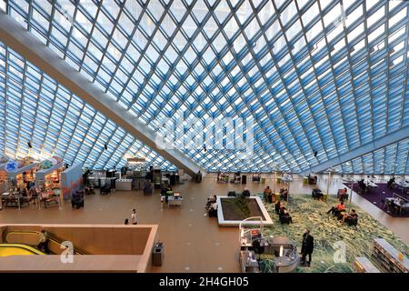 Vista interna della Seattle Central Library con tetto in vetro inclinato. Downtown Seattle.Washington.USA Foto Stock
