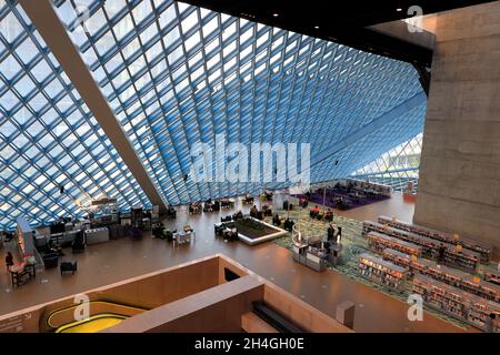 Vista interna della Seattle Central Library con tetto in vetro inclinato. Downtown Seattle.Washington.USA Foto Stock
