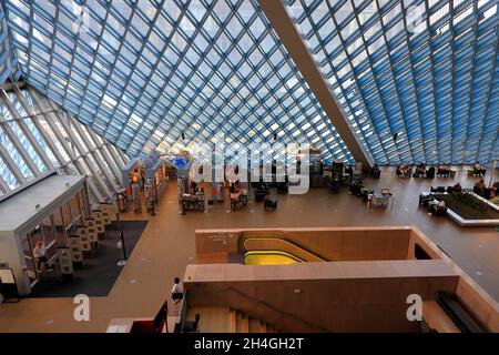 Vista interna della Seattle Central Library con tetto in vetro inclinato. Downtown Seattle.Washington.USA Foto Stock
