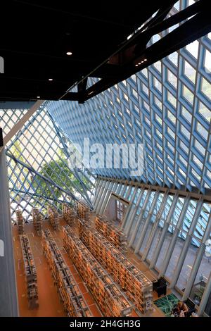 Vista interna della Seattle Central Library con tetto in vetro inclinato. Downtown Seattle.Washington.USA Foto Stock