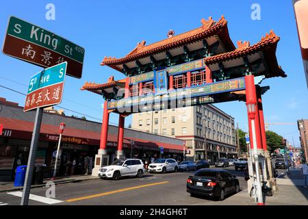 Lo storico Chinatown Gate nel quartiere internazionale di Chinatown con le indicazioni stradali scritte in cinese e inglese.Seattle.Washington.USA Foto Stock