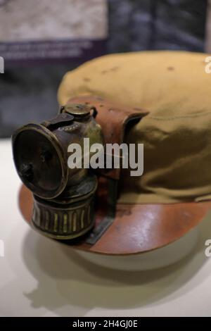 Cappellino da minatore vecchio con faro in carburo da esposizione di inizio 20th secolo in Museum of History and Industry.Lake Union Park.Seattle.Washington.USA Foto Stock