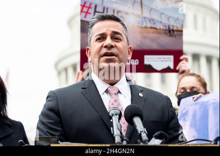 Washington, Stati Uniti. 2 novembre 2021. Il senatore degli Stati Uniti ben Lujan (D-NM) parla a una conferenza stampa sull'immigrazione al confine meridionale. Credit: SOPA Images Limited/Alamy Live News Foto Stock