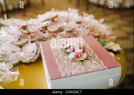 Regali in scatole per gli ospiti riuniti al matrimonio. Foto Stock