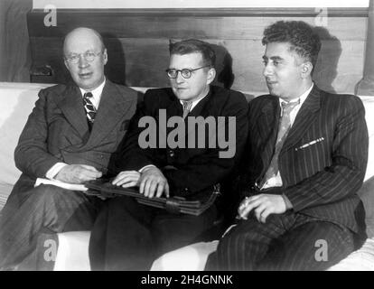 I compositori Sergei Prokofiev, Dmitri Shostakovich e Aram Khachaturian nel 1945. Foto Stock