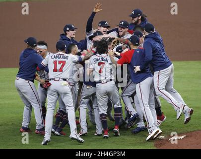 Houston, Stati Uniti. 2 novembre 2021. Gli Atlanta Braves celebrano la vittoria sugli Houston Astros nella partita 6 della MLB World Series al Minute Maid Park martedì 2 novembre 2021 a Houston, Texas. Houston ritorna a casa affrontando l'eliminazione finale Atlanta 3-2 nella serie. Foto di Johnny Angelillo/UPI Credit: UPI/Alamy Live News Foto Stock