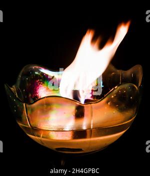 Cracovia, Polonia. 01 Novembre 2021. Una candela bruciante su una tomba al cimitero di Batowice, durante il giorno di tutti i Santi, una tradizionale festa ai cimiteri cattolici di Cracovia. (All Day of the Dead) Credit: SOPA Images Limited/Alamy Live News Foto Stock