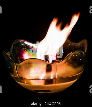 Cracovia, Polonia. 01 Novembre 2021. Una candela bruciante su una tomba al cimitero di Batowice, durante il giorno di tutti i Santi, una tradizionale festa ai cimiteri cattolici di Cracovia. (All Day of the Dead) (Photo by Alex Bona/SOPA Images/Sipa USA) Credit: Sipa USA/Alamy Live News Foto Stock