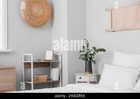 Vaso nero con eucalipto sul comodino in camera da letto luminosa Foto stock  - Alamy