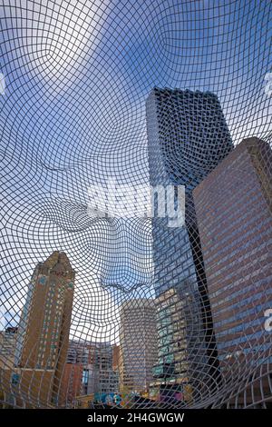 Vista dell'edificio Telus Sky e dei grattacieli nel centro di Calgary dall'interno di Wonderland, una scultura in maglia di acciaio inossidabile dell'artista spagnolo Jaume Plensa Foto Stock