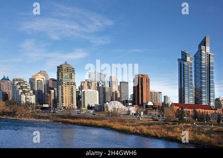 Skyline di Calgary lungo l'estremità ovest del centro. New West Village Towers sul lato destro della foto, Bow River in primo piano Foto Stock