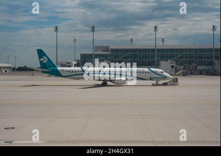 28.05.2016, Monaco, Baviera, Germania, Europa - Air Dolomiti Embraer 195 passeggeri con la registrazione i-ADJP sul grembiule dell'aeroporto di Monaco. Foto Stock