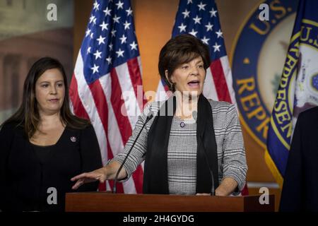 Il rappresentante degli Stati Uniti Yvette Herrell (repubblicano del New Mexico) offre osservazioni durante una conferenza stampa a seguito della riunione del caucus repubblicano della Camera al Campidoglio degli Stati Uniti a Washington, DC, USA, martedì 2 novembre, 2021. Foto di Rod Lammey/CNP/ABACAPRESS.COM Foto Stock