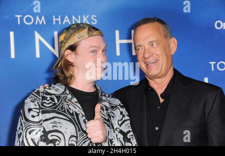 Los Angeles, California. 2 novembre 2021. Caleb Landry Jones, Tom Hanks agli arrivi per FINCH Premiere, il Pacific Design Center a West Hollywood, Los Angeles, CA 2 novembre 2021. Credit: Elizabeth Goodenough/Everett Collection/Alamy Live News Foto Stock