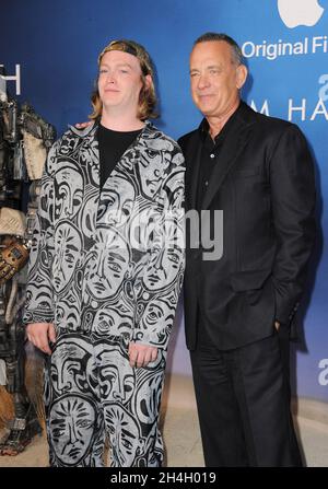 Los Angeles, California. 2 novembre 2021. Caleb Landry Jones, Tom Hanks agli arrivi per FINCH Premiere, il Pacific Design Center a West Hollywood, Los Angeles, CA 2 novembre 2021. Credit: Elizabeth Goodenough/Everett Collection/Alamy Live News Foto Stock