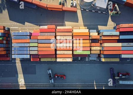 Magazzino container su piattaforma con gru e carrelli elevatori, vista aerea. Business e concetto logistico, trasporto merci. Katy Wroclawskie, Polonia - 29 ottobre 2021 Foto Stock