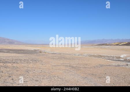 Viste dell'estremità settentrionale della Valle della morte da Harmony Borax Works vicino a Furnace Creek, Death Valley National Park, California, Stati Uniti. Foto Stock