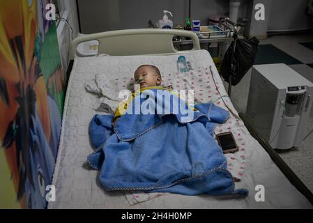 Un bambino che soffre di complicazioni respiratorie si trova in una unità di emergenza pediatrica in uno degli ospedali della città nella capitale Ulaanbaatar, gennaio Foto Stock