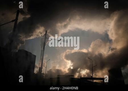 I fumi sono rilasciati da una centrale di carbone nella capitale Ulaanbaatar, 18 gennaio 2019. Con il declino della qualità dell'aria urbana, il rischio di ictus e di disagi cardiaci Foto Stock