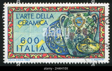 ITALIA - CIRCA 1985: Francobollo stampato dall'Italia, mostra piastrelle di Faience, piatto, fiasca e ciotola coperta, ceramica italiana, circa 1985 Foto Stock