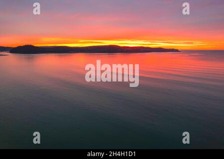 Colorata alba coperta da nuvole a Umina Beach sulla costa centrale, NSW, Australia. Foto Stock