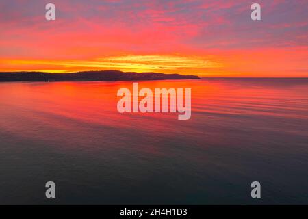 Colorata alba coperta da nuvole a Umina Beach sulla costa centrale, NSW, Australia. Foto Stock