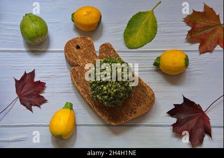 Direttamente sopra colpo di zucche e foglie d'autunno su sfondo di legno Foto Stock