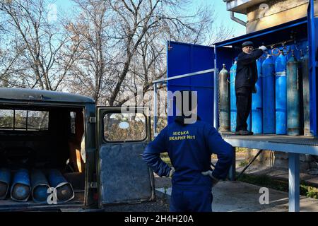 Gli operatori ospedalieri hanno visto la manutenzione delle bombole di ossigeno all'ospedale cittadino. In Ucraina, la situazione con COVID-19 si sta rapidamente deteriorando. Il numero di casi gravi con pazienti che necessitano di ossigenoterapia è in aumento. Le strutture mediche operano sotto un carico significativo, ci sono difficoltà nel fornire le quantità necessarie di ossigeno medico e le apparecchiature. Foto Stock