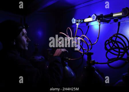 Kramatorsk, Ucraina. 01 Novembre 2021. Un operatore ospedaliero ha visto a tarda notte la manutenzione delle bombole di ossigeno gas presso la città Hospital.in Ucraina, la situazione con COVID-19 sta rapidamente deteriorandosi. Il numero di casi gravi con pazienti che necessitano di ossigenoterapia è in aumento. Le strutture mediche operano sotto un carico significativo, ci sono difficoltà nel fornire le quantità necessarie di ossigeno medico e le apparecchiature. (Foto di Andriy Andriyenko/SOPA Images/Sipa USA) Credit: Sipa USA/Alamy Live News Foto Stock