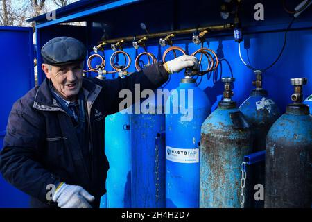 Kramatorsk, Donetsk, Ucraina. 30 Ott 2021. Un operatore ospedaliero è visto accanto alle bombole di gas ossigeno nella città Hospital.in Ucraina, la situazione con COVID-19 si sta rapidamente deteriorando. Il numero di casi gravi con pazienti che necessitano di ossigenoterapia è in aumento. Le strutture mediche operano sotto un carico significativo, ci sono difficoltà nel fornire le quantità necessarie di ossigeno medico e le apparecchiature. (Credit Image: © Andriy Andriyenko/SOPA Images via ZUMA Press Wire) Foto Stock