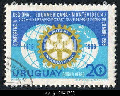 URUGUAY - CIRCA 1969: Francobollo stampato dall'Uruguay, mostra il Rotary Emblem and Hemisphere, circa 1969 Foto Stock