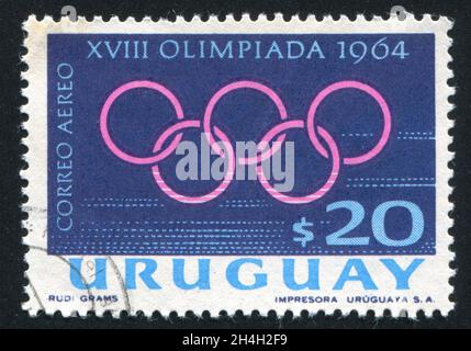 URUGUAY - CIRCA 1965: Francobollo stampato dall'Uruguay, mostra anelli olimpici, circa 1965 Foto Stock