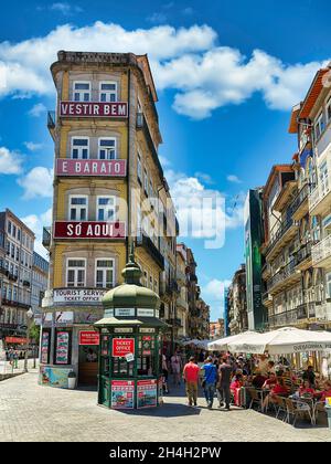 Vivace zona pedonale, via dello shopping Rua das Flores, Ribeira, Città Vecchia, Porto, Portogallo Foto Stock