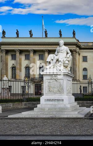 Università di Humboldt con la statua di Alexander von Humboldt, Unter den Linden, Berlino, Germania Foto Stock