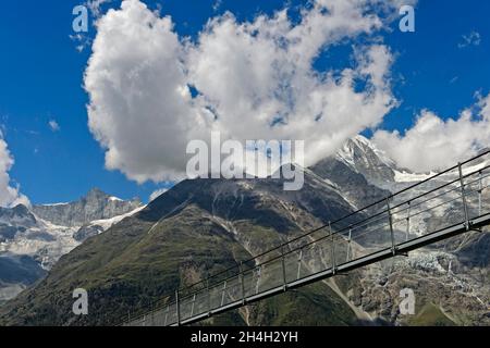 Ponte sospeso Charles Kuonen, il ponte sospeso pedonale più lungo delle Alpi, Randa, Vallese, Svizzera Foto Stock