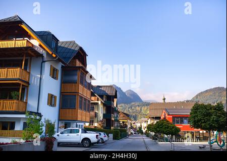 Case colorate lungo la strada della città di Salzkammergut in Austria.Europe. Foto Stock