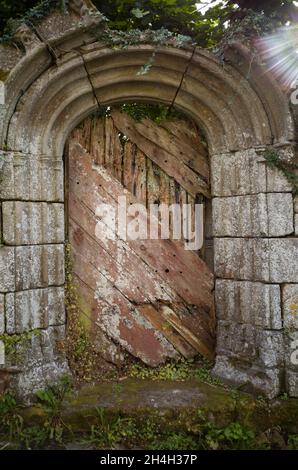 Porta d'ingresso, cancello, portale, Locronan (Lokorn), Finistere, Bretagna, Francia Foto Stock