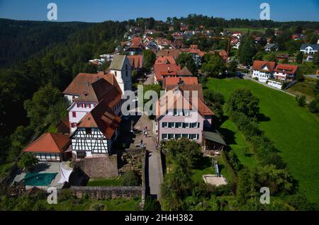 Vista dal castello di Zavelstein e dal castello di Zavelstein sulla chiesa parrocchiale, la chiesa di San Giorgio, Zavelstein, Bad Teinach-Zavelstein, Black Foto Stock