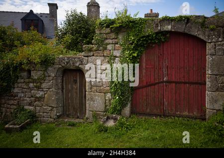 Porta d'ingresso, cancello, portale, Locronan (Lokorn), Finistere, Bretagna, Francia Foto Stock